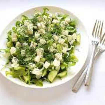 Салат, зеленый с огурцом и зеленым луком