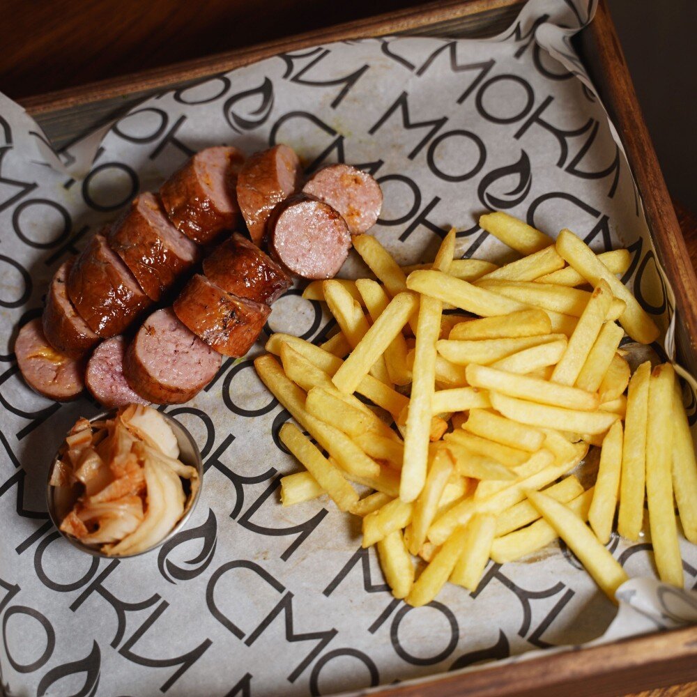 Колбаски с сыром чеддер с картофелем фри и маринадами