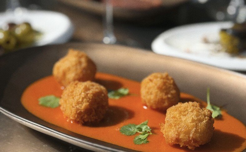 Крокеты из креветок с ромеско