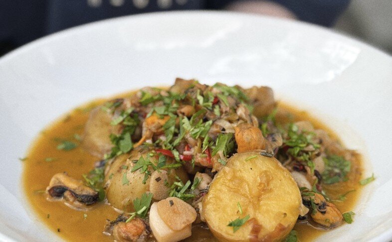 Соте из морепродуктов с мятым картофелем