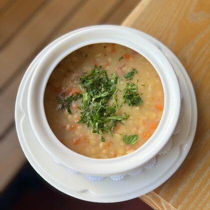 Гороховый густой суп с говядиной и зажаркой из лука и бекона