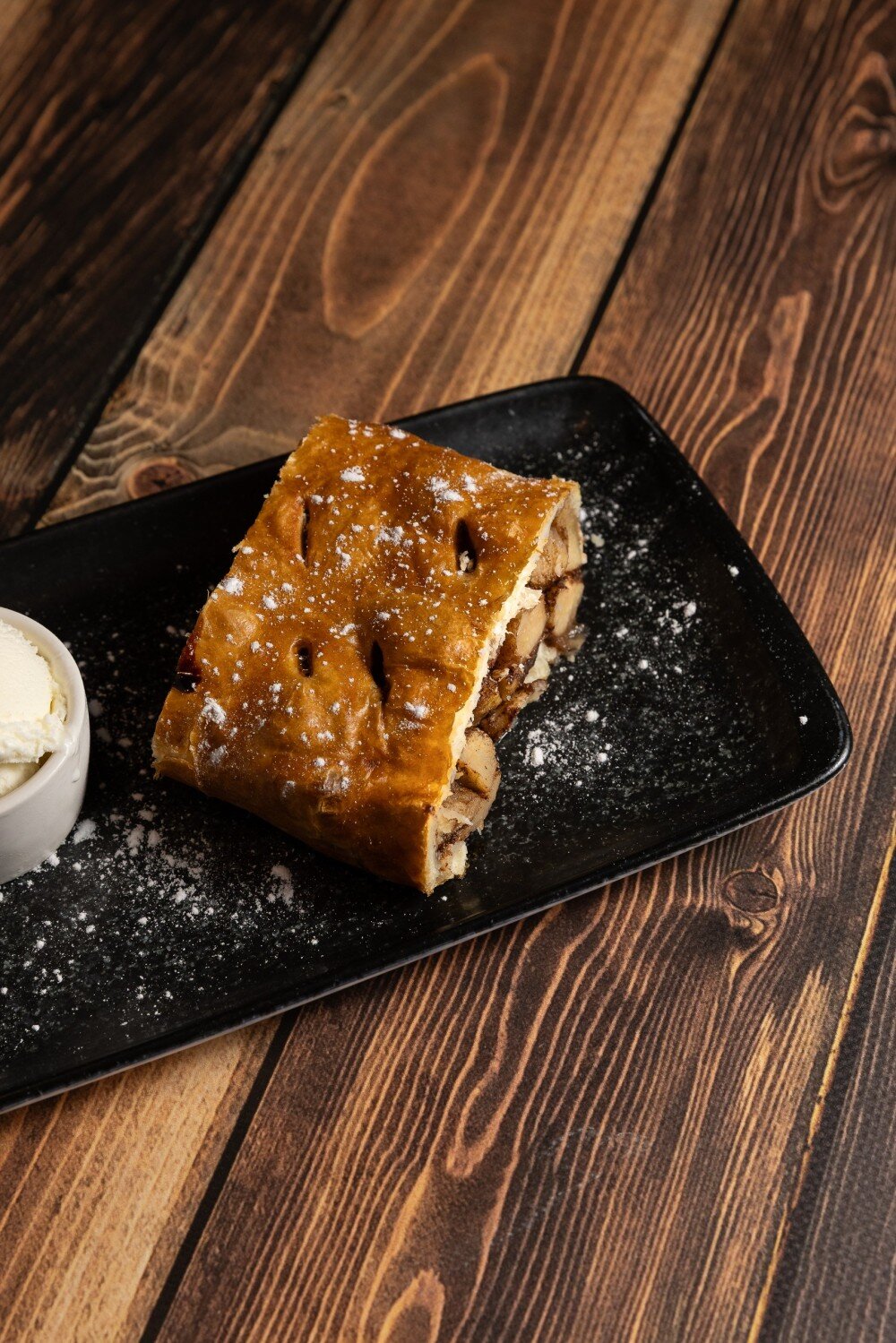 Яблочный штрудель с карамелью