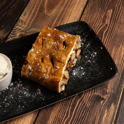 Яблочный штрудель с карамелью