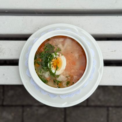 Рыбный бульон с разной рыбой, картофелем, рисом
и укропом