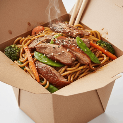 Вок с уткой, пекинским соусом и яичной лапшой