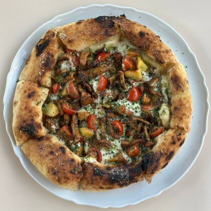 Пицца с лисичками, картофелем и томатами черри