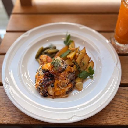 Мясо по-французски с картофелем по-деревенски и корнишонами