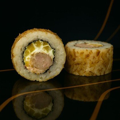 Ролл с жареным окунем