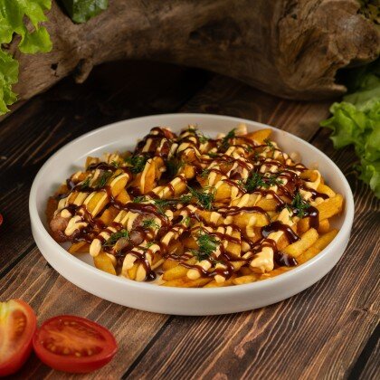 Картофель фри с беконом и соусами