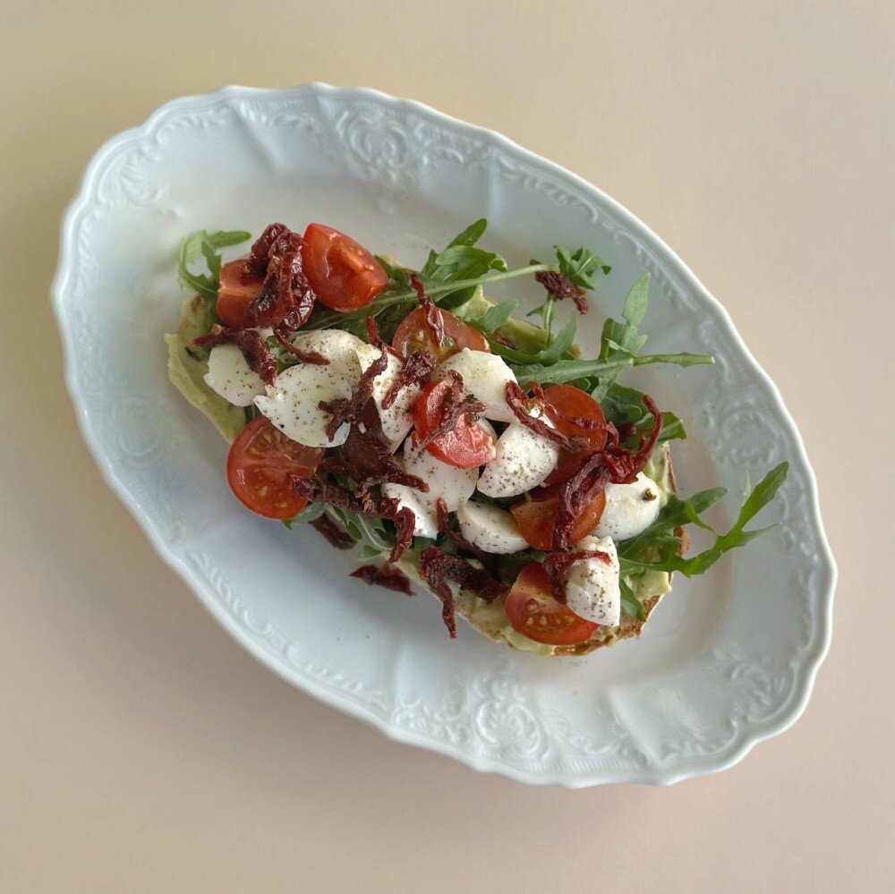 Брускетта с томатами черри, сыром моцарелла и авокадо