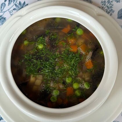 Суп грибной с домашней лапшой, птицей и зеленым горошком