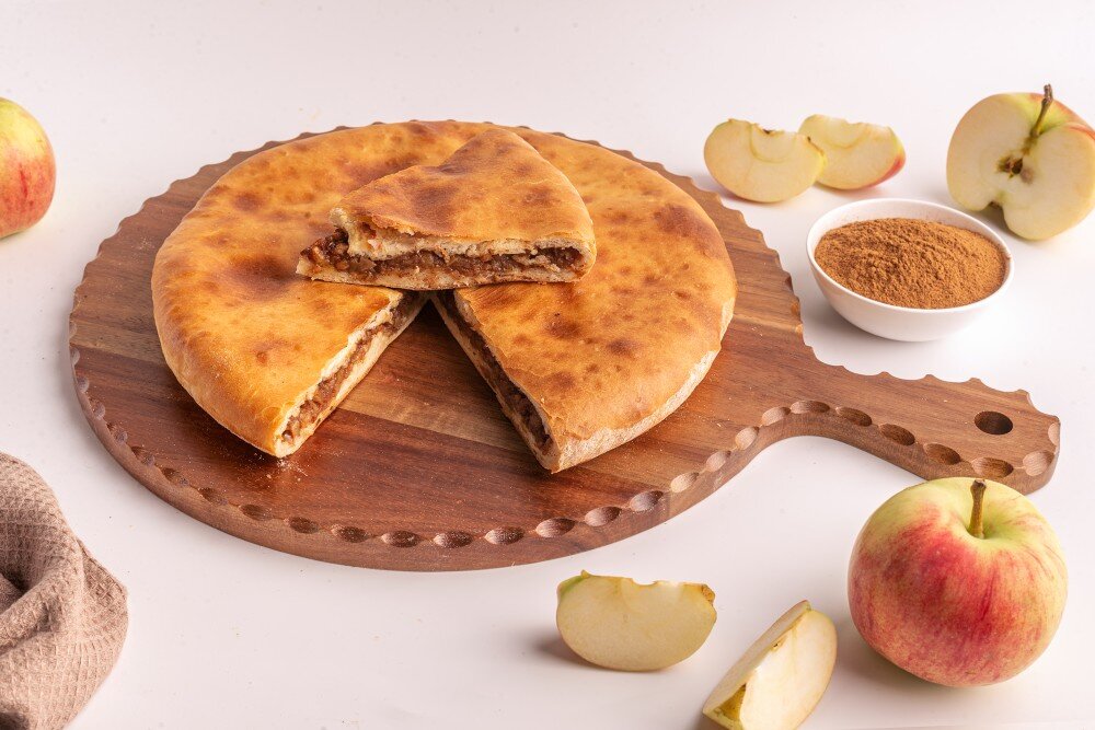 Пирог с яблоком и корицей