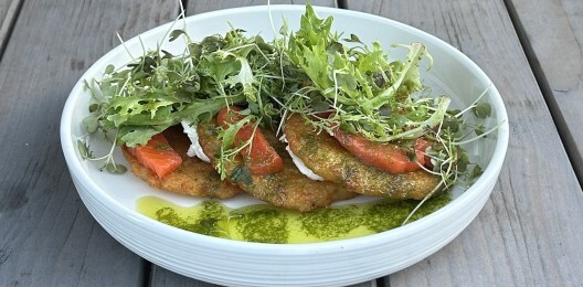 Драники с лососем в сливочном соусе