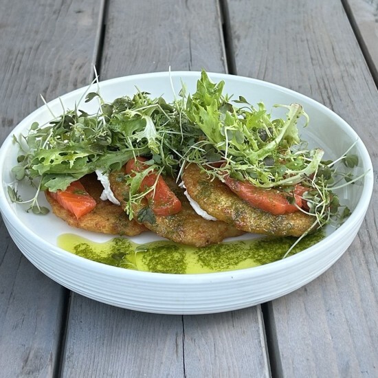 Драники с лососем в сливочном соусе