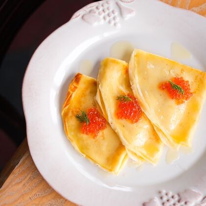 Блины с красной икрой и топленым маслом