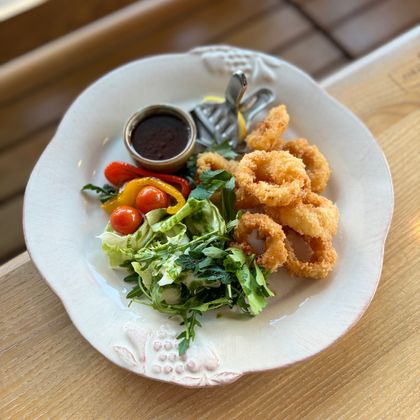 Кольца кальмара со свежим салатом, базиликовым маслом и тайским соусом