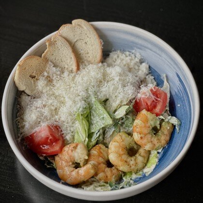 Салат цезарь с королевскими креветками