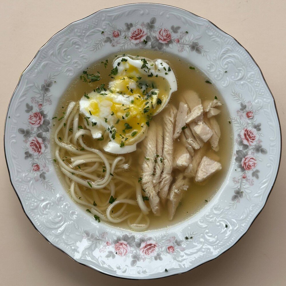 Бульон с лапшой и куриным яйцом