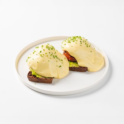 Яйцо бенедикт с лососем и кремом пармезан