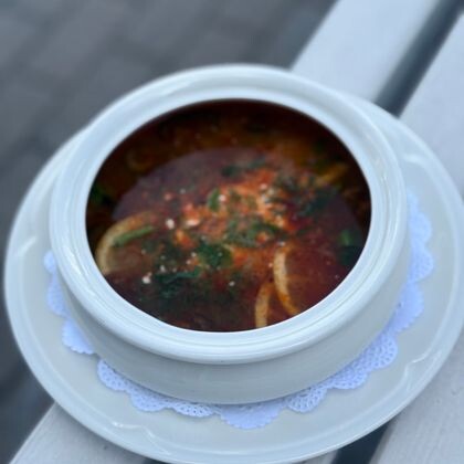 Солянка мясная с языком и копченостями