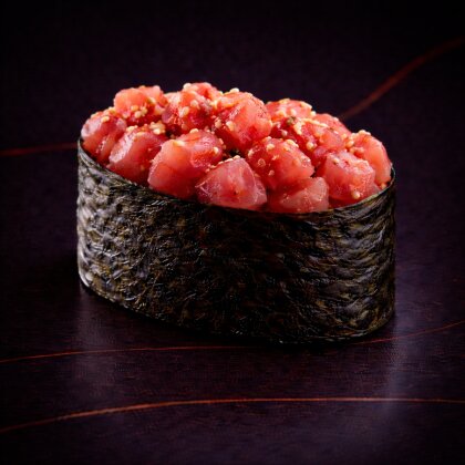 Гункан с жареным тунцом