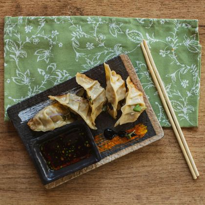 Гёдза на пару с фирменным соусом Бенинеги