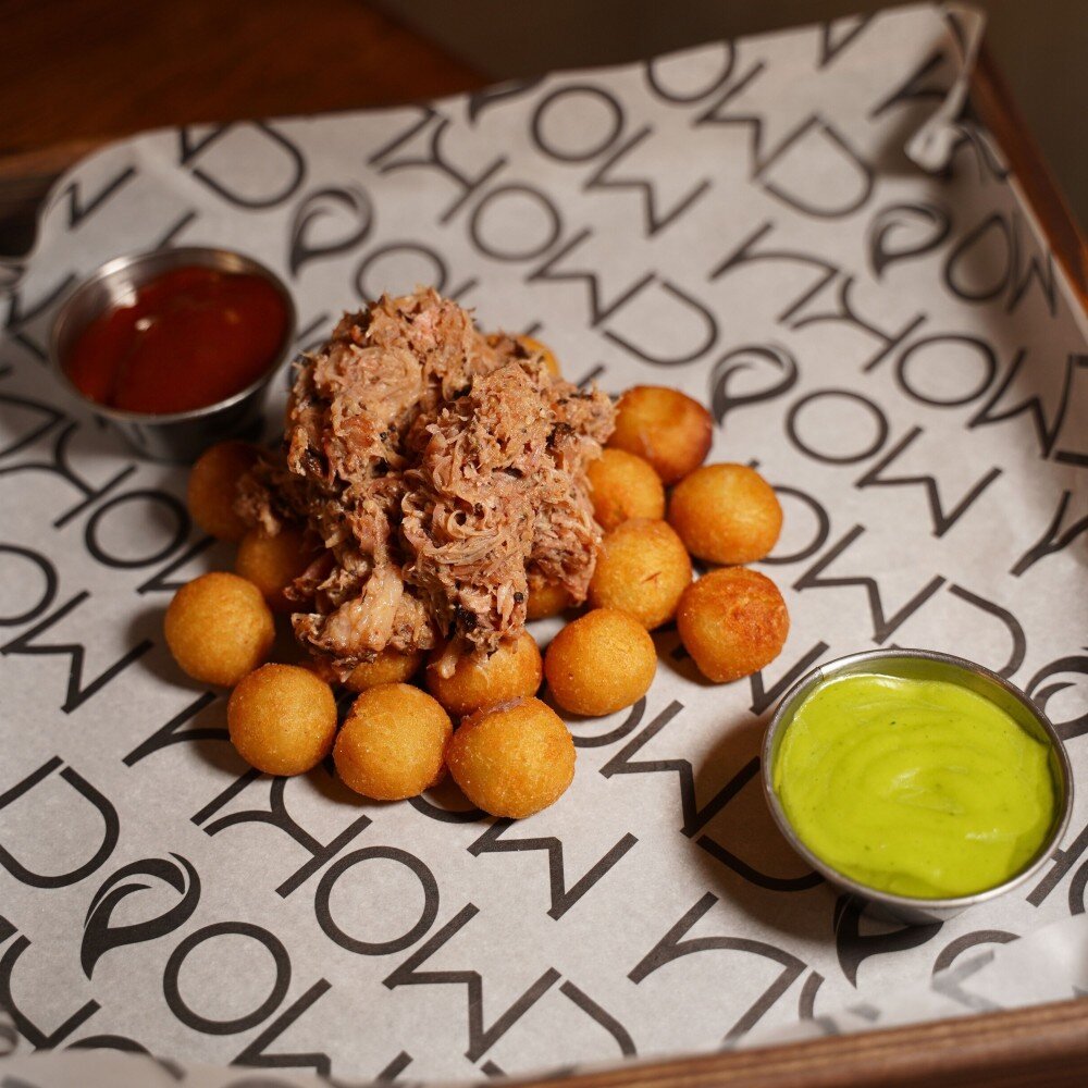 Картофельные нойзеты с рваной свининой