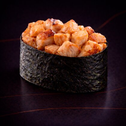 Гункан с жареным лососем