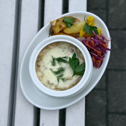 Жюльен с двумя видами мяса, печеным картофелем и маринадами