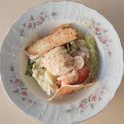 Салат с цыпленком и соусом цезарь