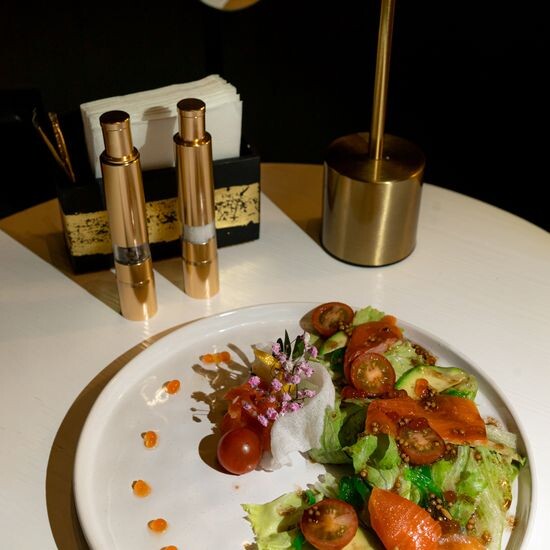 Салат с лососем