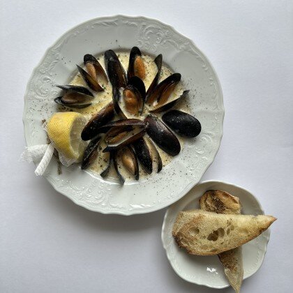 Мидии со сливочно-винным соусом и чиабаттой