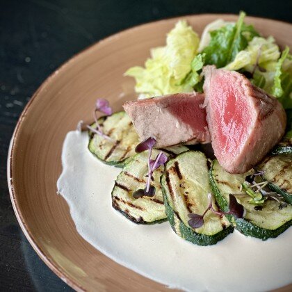 Стейк из тунца со сливочно - лаймовым соусом и цукини