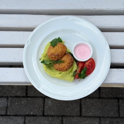 Рыбные котлетки с руккольным пюре и сливочно-икорным соусом