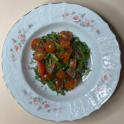 Салат с лососем и рукколой