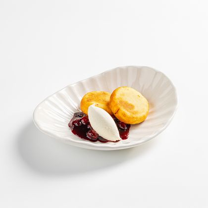 Сырники с вишневым джемом и крем фрешем