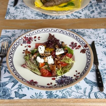 Салат с  птицей в терияки и кунжуте с сыром, бальзамической заправкой и зеленью