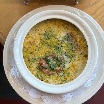 Белый борщ с копченостями и хреном
