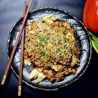 Жареный рис с цыпленком и яйцом