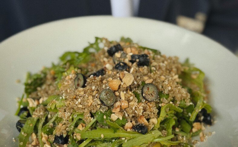 Салат с киноа, печёным перцем и гуакамоле