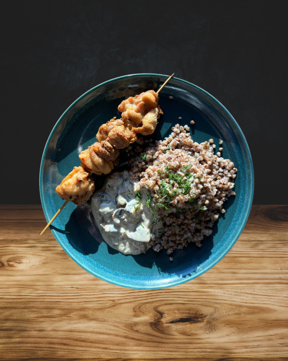 Куриные бедрышки с гречкой и грибным соусом