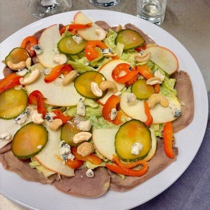 Пряный салат с языком, яблоком,                          
 печенным перцем и огурцом кимчи