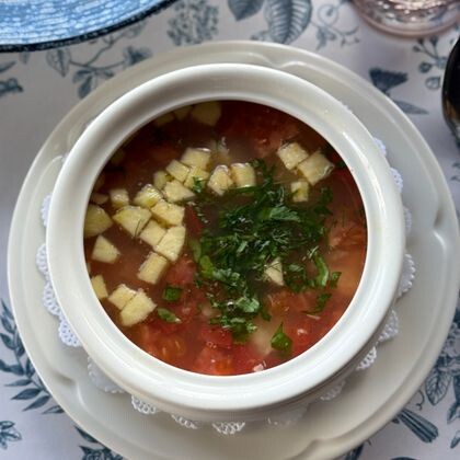 Уха из разной рыбы с водкой и томатами