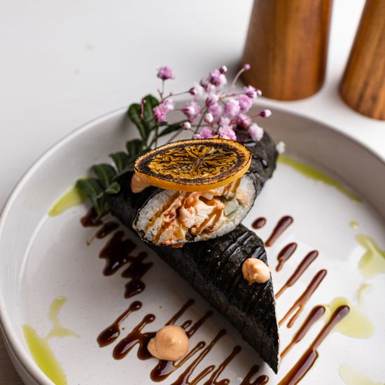 Хэнд-ролл с цыпленком и крабом