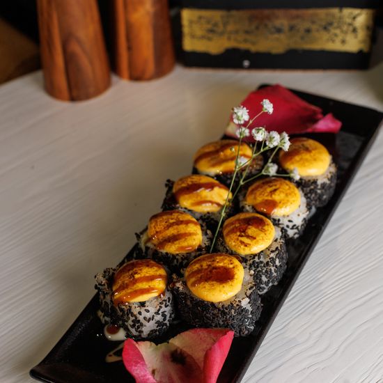 Ролл запеченный с копченой курицей и крабовыми палочками