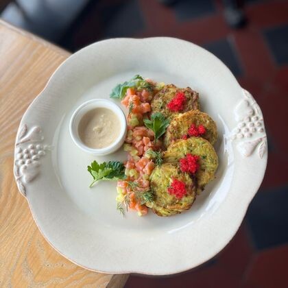 Оладьи из цукини с тартаром из лосося и луковым соусом