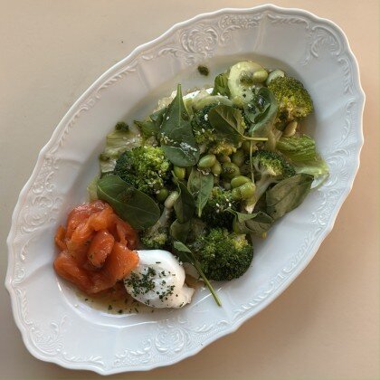 Зелёный завтрак из овощей с яйцом пашот и лососем