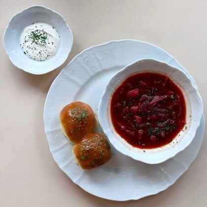 Борщ с говядиной и чесночными пампушками