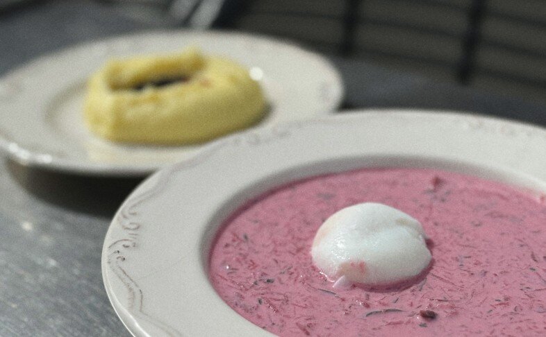 Холодник с картофельным пюре и икрой