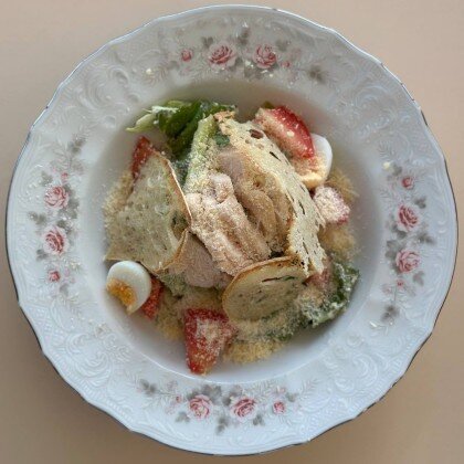 Салат с цыплёнком и соусом Цезарь